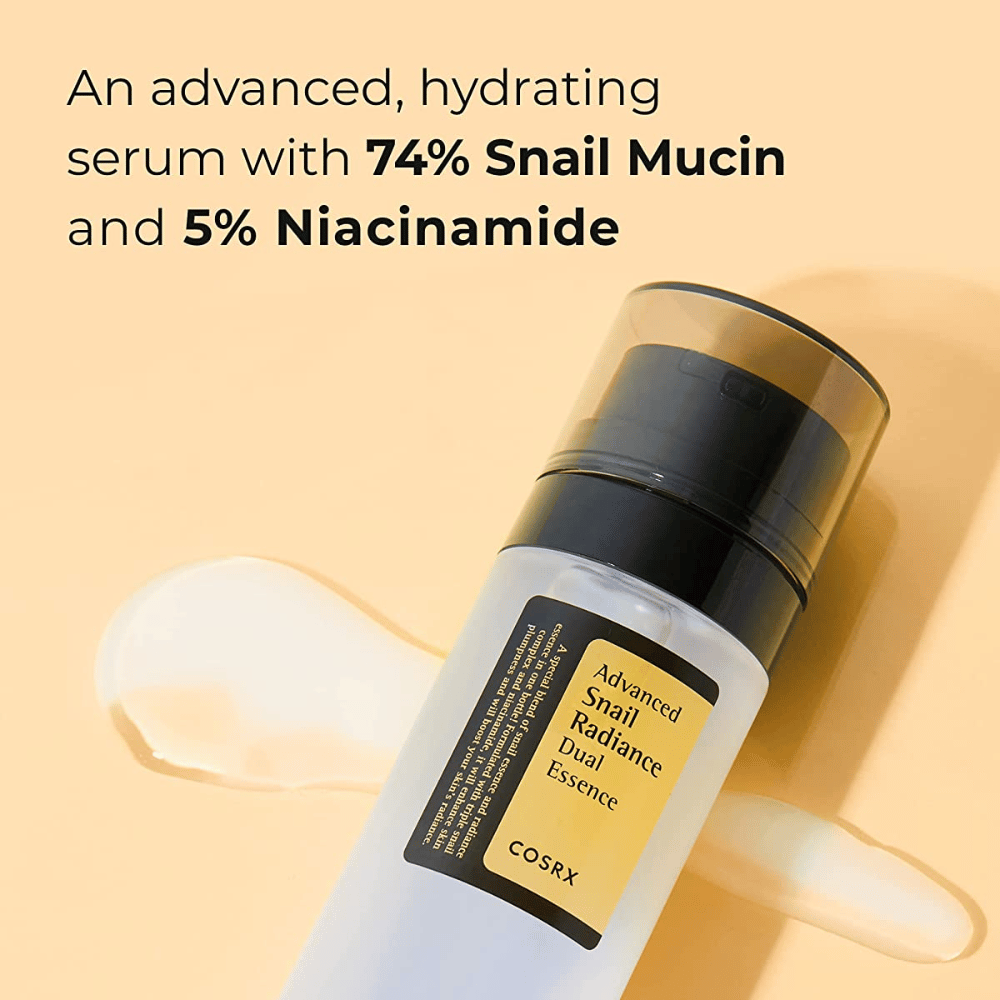 Flaska COSRX Advanced Snail Radiance Dual Essence, 80 ml, med svart pump och etikett, presenterad mot ljus bakgrund med text som lyfter 74 % Snigelslem och 5 % Niacinamid.