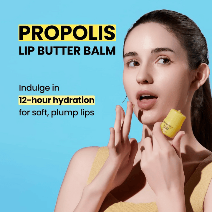 En kvinna applicerar CNP Laboratory Propolis Lip Butter Balm, framhävd mot en blå bakgrund. Produkten lovar 12 timmars återfuktning för mjuka och fylliga läppar, vilket visas med en gul tub hon håller i handen.