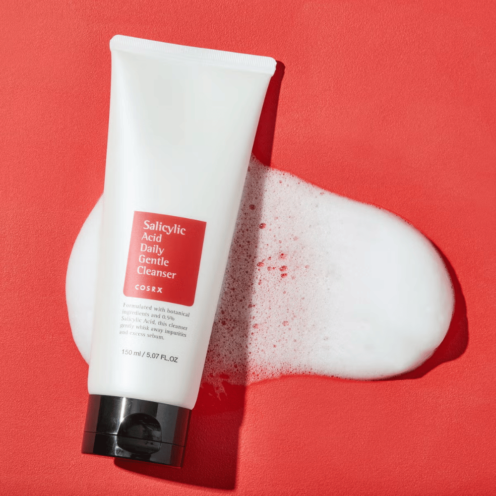 COSRX Salicylic Acid Daily Gentle Cleanser 150ml – effektiv ansiktsrengöring med salicylsyra mot akne, pormaskar och oren hud, visad med lödder.