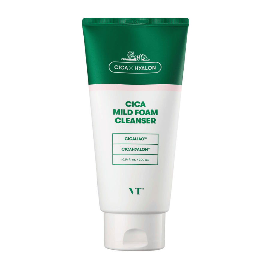 VT Cica Mild Foam Cleanser i en grön och vit tub mot vit bakgrund. Förpackningen visar ingredienserna CICALIAO™ och CICAHYALON™, samt att produkten innehåller 300 ml.