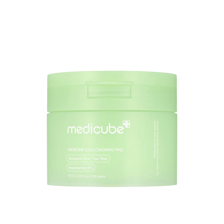 Närbild på Medicube Exosome Cica Calming Pads i ljusgrön burk, 150 ml/100 pads för lugnande och återfuktande hudvård.