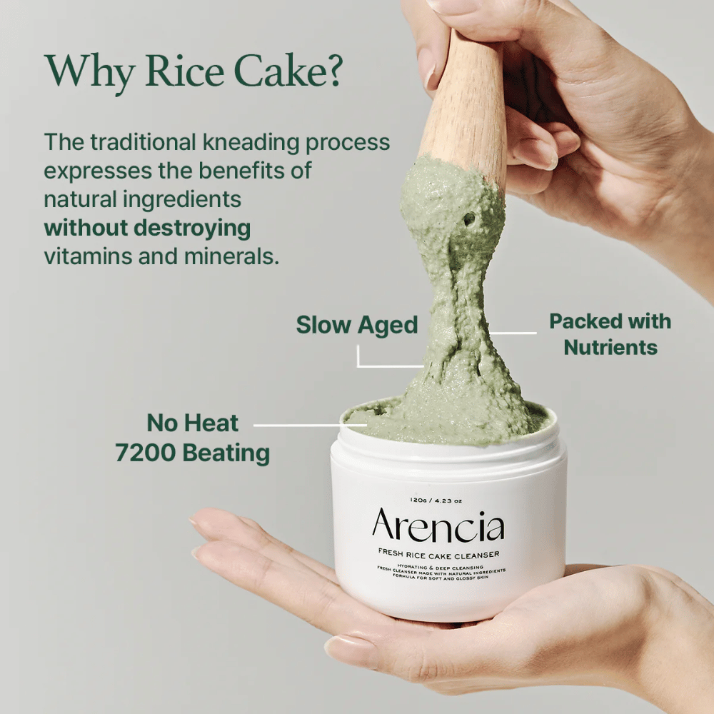 Arencia Fresh Rice Cake Cleanser i burk lyfts upp med en spatel, visar grön, seg textur. Text i bilden förklarar fördelar som “Slow Aged”, “Packed with Nutrients” och “No Heat 7200 Beating”.