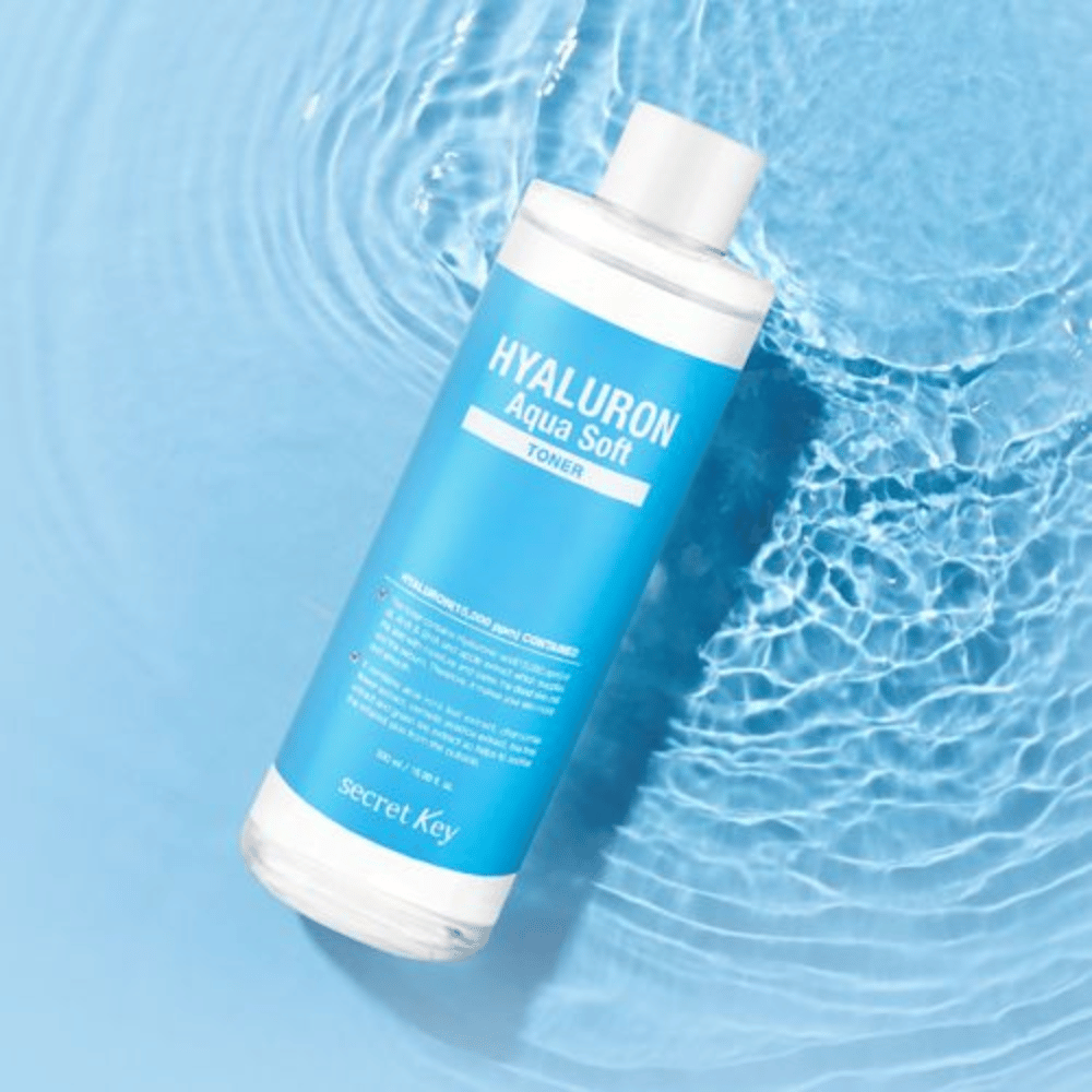 Hyaluron Aqua Soft Toner från Secret Key – mild, fuktgivande ansiktsvatten med 15 000 ppm hyaluronsyra som lugnar och återställer hudens balans.