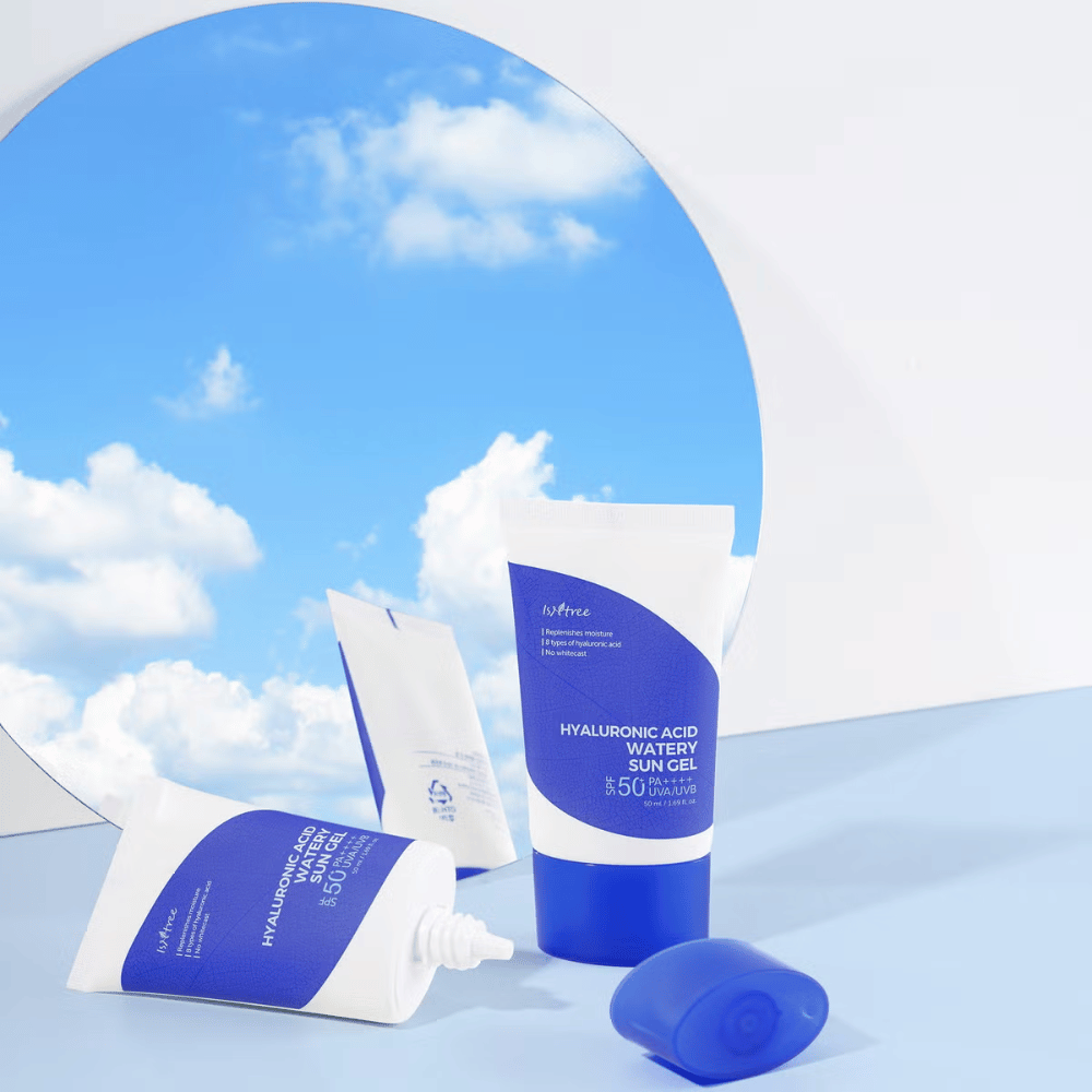Ett blått och vitt Hyaluronic Acid Watery Sun Gel 50 ml hudvårdsset med SPF50+ på vit bakgrund från Isntree.