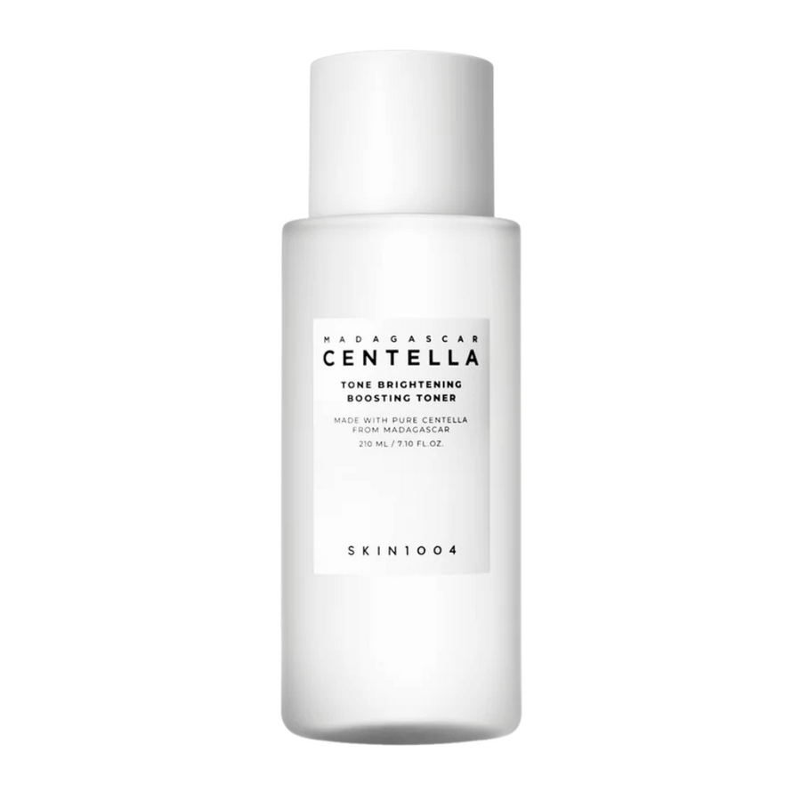 Produktbild på SKIN1004 Madagascar Centella Tone Brightening Boosting Toner – en vit, elegant flaska med minimalistisk design och svart text.