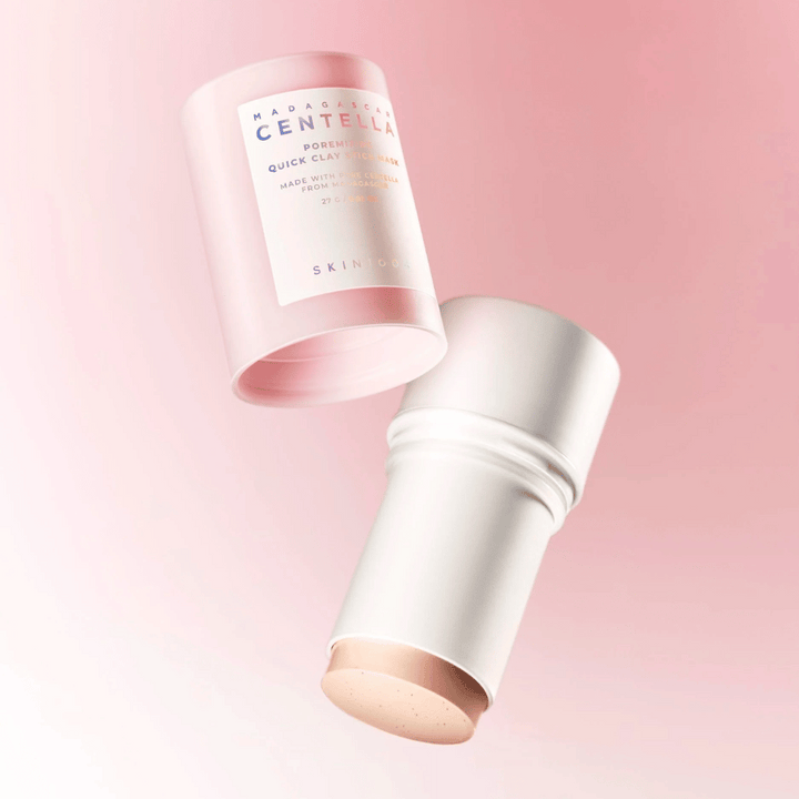 SKIN1004 Madagascar Centella Poremizing Quick Clay Stick Mask i en elegant rosa och vit design. Praktiskt stickformat för enkel applicering och djuprengöring.