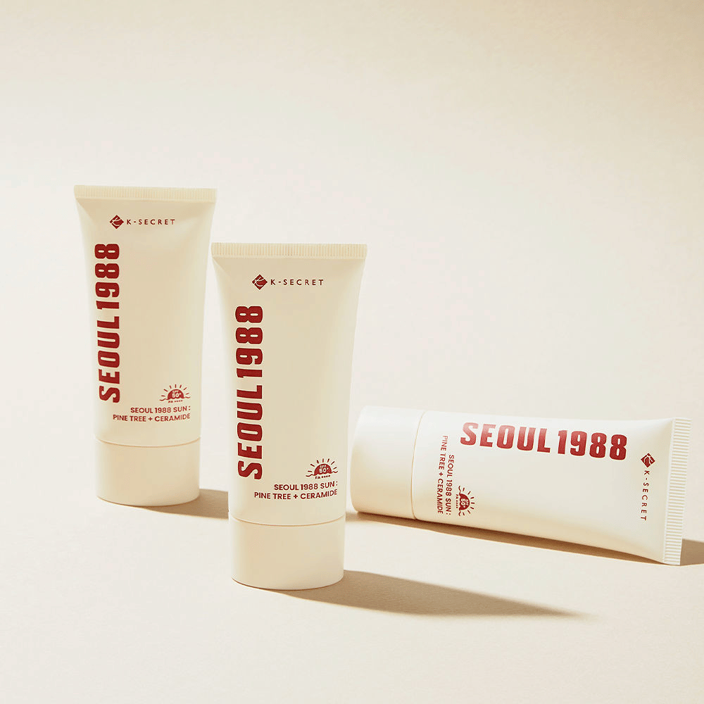 SEOUL 1988 Sun Pine Tree + Ceramide är en solkräm som skyddar mot UV-strålning samtidigt som den stärker hudbarriären med ceramider och extrakt från tall.