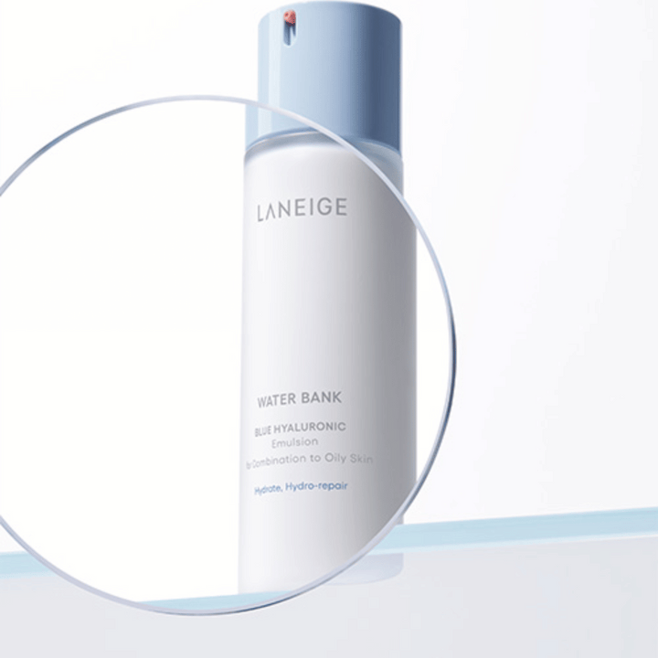 LANEIGE Water Bank Blue Hyaluronic Emulsion med ljusblå pump, sedd genom ett förstorat glas mot vit bakgrund med blå kant.