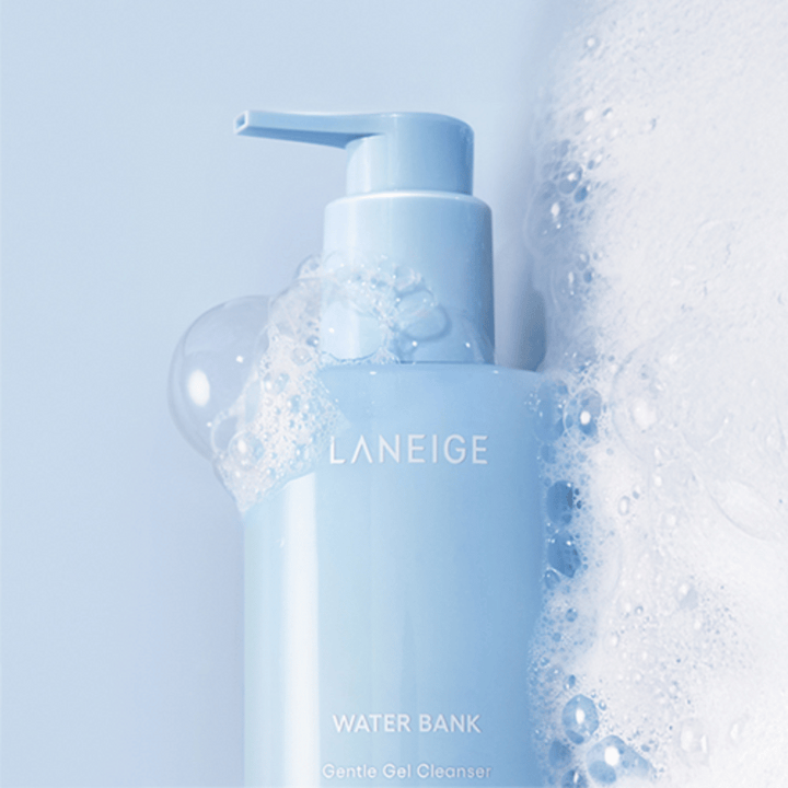 LANEIGE Water Bank Gentle Gel Cleanser täckt av lödder och bubblor mot ljusblå bakgrund, vilket signalerar rengöring och fräschör.