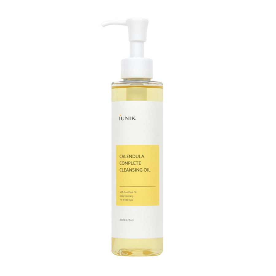 En flaska iUNIK Calendula Complete Cleansing Oil 200ml för att ta bort sminkrester med en gul etikett på vit bakgrund.
