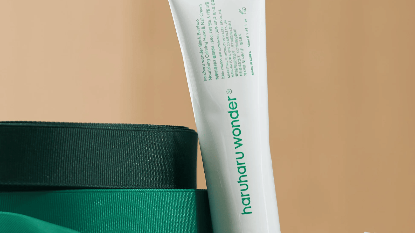 Haruharu Wonder Black Bamboo Nourishing Calming Hand & Nail Cream – återfuktande hand- och nagelkräm
