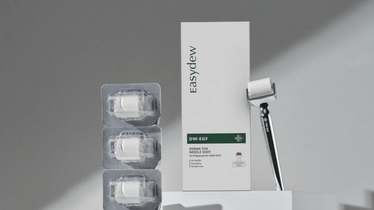 Easydew DW-EGF Derma Tox Needle Shot skinroller med utbytbara rollerhuvuden, utvecklad för microneedling och hudvårdsbehandling i ansiktet.