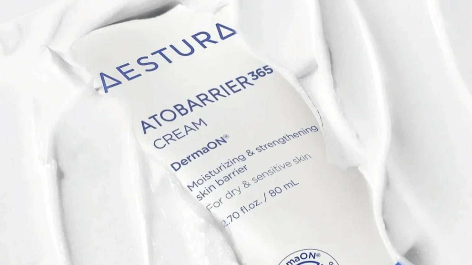 En flaska av Mixsoon Bean Essence, placerad på en träskål omgiven av träkulor, vilket skapar en varm och naturlig atmosfär.