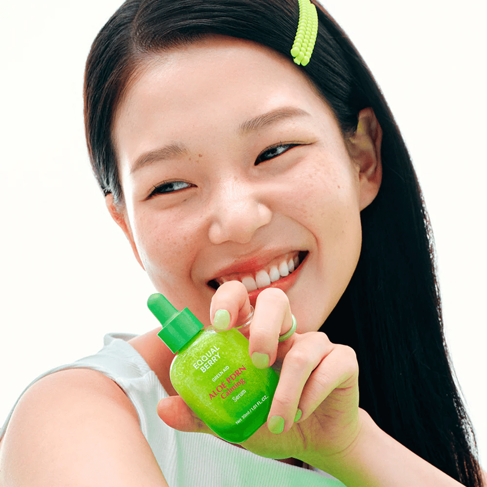 Model holds EQQUALBERRY Aloe PDRN Calming Serum – soothing serum for sensitive skin with aloe vera and PDRN that strengthens the skin barrier.