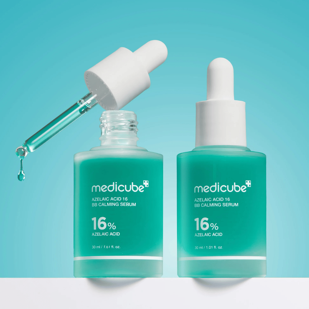Detail image of Medicube Azelaic Acid 16 BB Calming Serum with an open dropper and serum droplets showing the light liquid consistency and hygienic application.