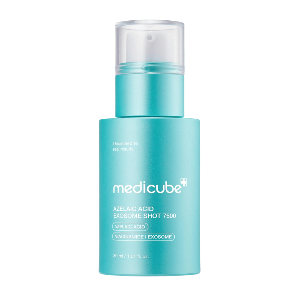 Cutout product image of Medicube Azelaic Acid Exosome Shot 7500 against a light background. The turquoise pump bottle is in focus and highlights the product's modern design. The packaging states that the formula contains azelaic acid, niacinamide, and exosomes and is intended for more intensive skincare compared with the 2000 version.