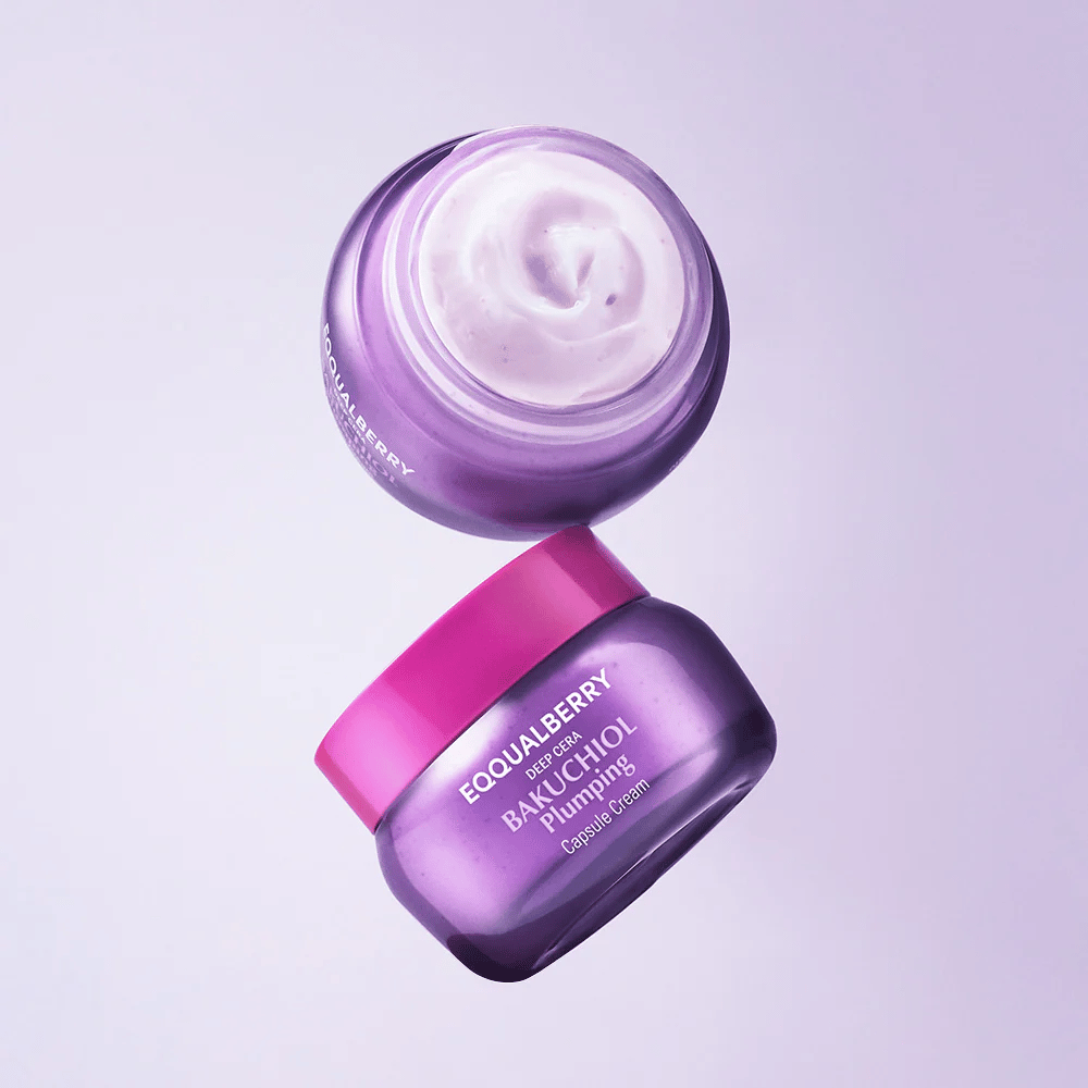 Två öppna burkar av EQQUALBERRY Bakuchiol Plumping Capsule Cream i lila förpackning med rosa lock. Krämens mjuka textur syns tydligt ovanifrån.