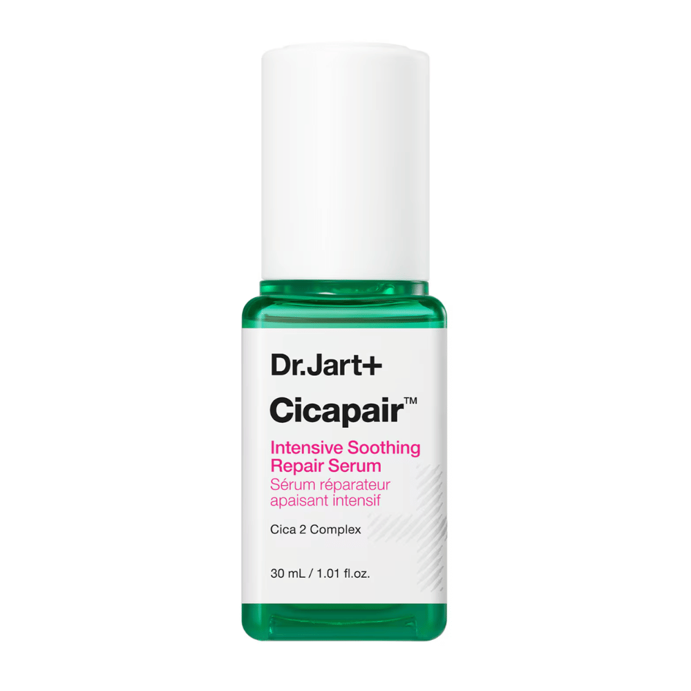 Dr.Jart+ Cicapair Intensive Soothing Repair Serum, 30 ml flaska. Flaskan har en vit kork med en grön botten och en etikett med texten "Cicapair Intensive Soothing Repair Serum" och "Cica 2 Complex".