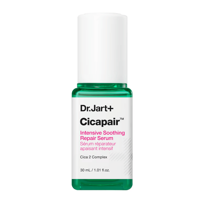 Dr.Jart+ Cicapair Intensive Soothing Repair Serum, 30 ml flaska. Flaskan har en vit kork med en grön botten och en etikett med texten "Cicapair Intensive Soothing Repair Serum" och "Cica 2 Complex".