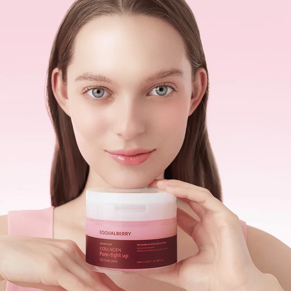 En kvinna håller en burk Collagen Pore-Tight Up Gel Toner Pads, med en rosa bakgrund och ett leende. Burken är märkt med produktens namn och innehåller toner pads för att förbättra hudens fasthet och minska porstorlek.