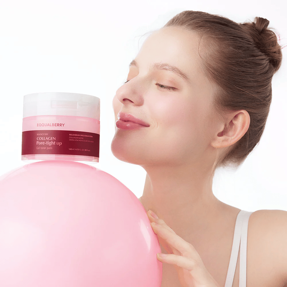 En kvinna står med en rosa boll och en burk Collagen Pore-Tight Up Gel Toner Pads, medan hon ler och håller burken nära sitt ansikte. Burken är märkt med produktens namn och innehåller toner pads som hjälper till att strama upp huden och minska porstorlek.