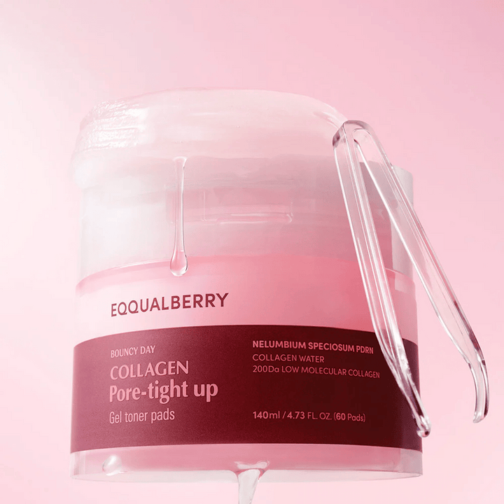 En förpackning av Collagen Pore-Tight Up Gel Toner Pads, med en rosa ton och aktiva ingredienser som kollagen och Nelumbium Speciosum. Produkten visar hur gel från masken droppar från kanten av burken.