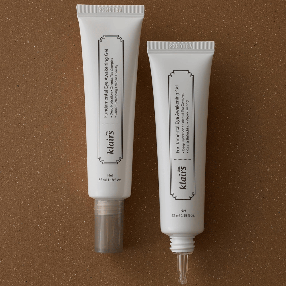 Product image showing Klairs Fundamental Eye Awakening Gel in two versions – a closed tube and an open tube that highlights the narrow applicator tip. The packaging has a minimalist white design and emphasizes the product’s focus on hydration, a cooling sensation, and refreshing care for the eye area.