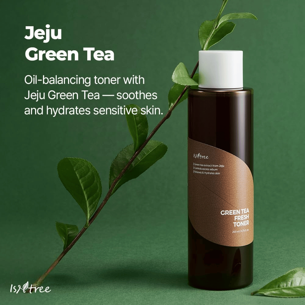 Isntree Green Tea Fresh Toner presented together with green tea leaves from Jeju. The image emphasizes the toner’s green tea content, which helps moisturize, soothe, and balance the skin.
