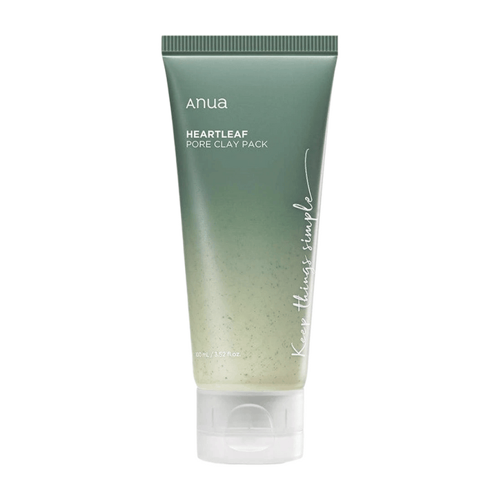 En stående grön tub med en svagt synlig textur av små partiklar, märkt med "ANUA" i vitt högst upp. Under det står det "HEARTLEAF PORE CLAY PACK" i mindre stil, följt av det stiliga uttrycket "Keep things simple". Tubens storlek är specificerad som 80 ml / 3.52 fl. oz. Tuben ser ut att vara för en hudvårdsprodukt, eventuellt en lermask för ansiktet.