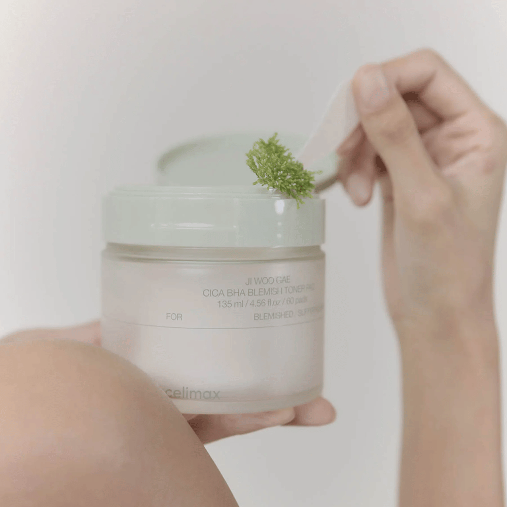 Celimax Ji Woo Gae Cica BHA Blemish Toner Pad with centella extract shown in use – mild exfoliation for clear skin.