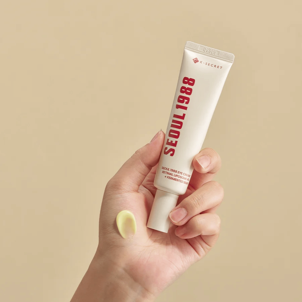 SEOUL 1988 Eye Cream - Retinal Liposome 4% + Fermented Bean

A nourishing eye cream containing 4% Retinal Liposome and fermented beans to reduce fine lines, improve skin elasticity, and hydrate the delicate eye area.

🌿 Benefits:
✔ Reduces wrinkles and dark circles
✔ Strengthens skin barrier and provides firmer skin
✔ Easily absorbed and suitable for sensitive skin

Perfect for a youthful and radiant look! 👀✨