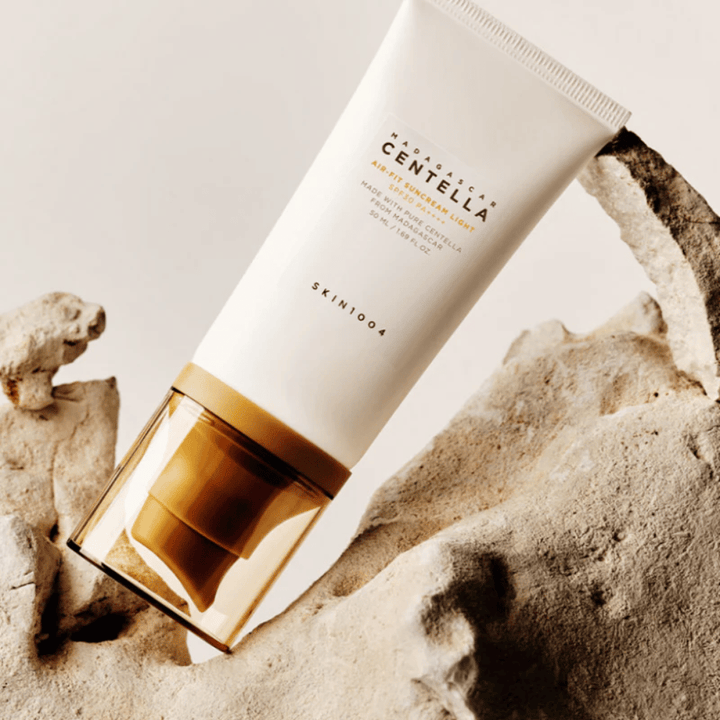 SKIN1004 Madagascar Centella Air-Fit Suncream Light SPF30 – moisturizing sun protection that helps strengthen the skin barrier and provides a natural, fresh result.