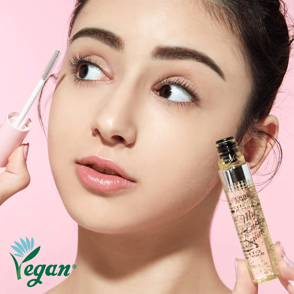 Modell applicerar veganskt My Lash Serum med borste på ögonfransarna – koreanskt ögonfransserum som stärker, vårdar och främjar fransarnas tillväxt.