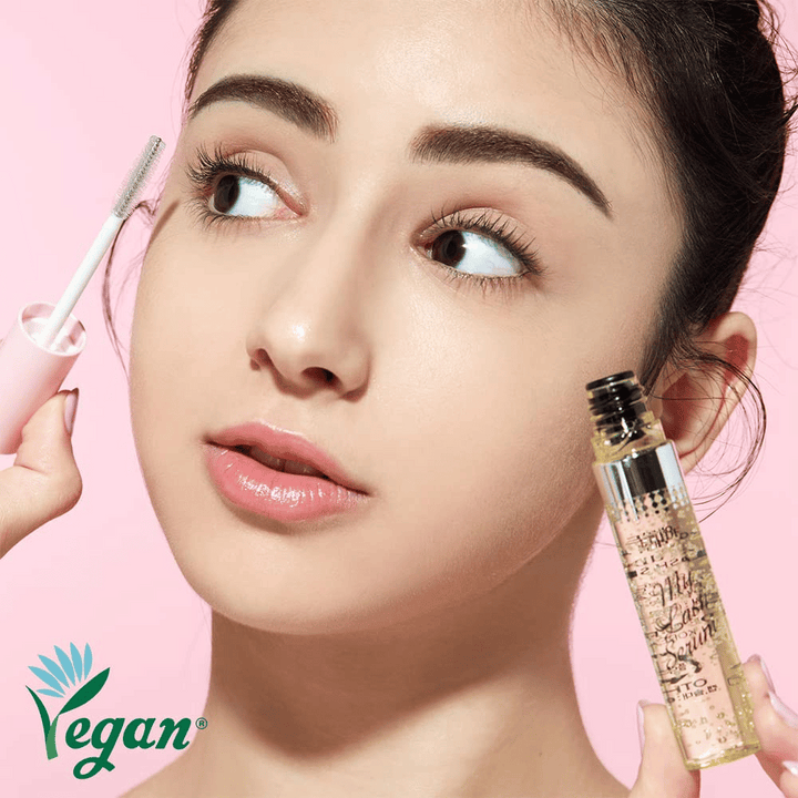 Modell applicerar veganskt My Lash Serum med borste på ögonfransarna – koreanskt ögonfransserum som stärker, vårdar och främjar fransarnas tillväxt.