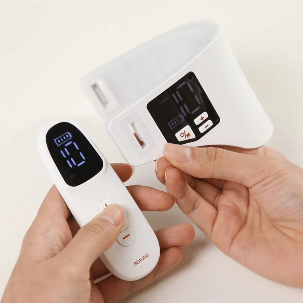 Beaund Neckcera is shown together with the included remote control. The image demonstrates the wireless control as well as the digital display where intensity and functions can be adjusted.