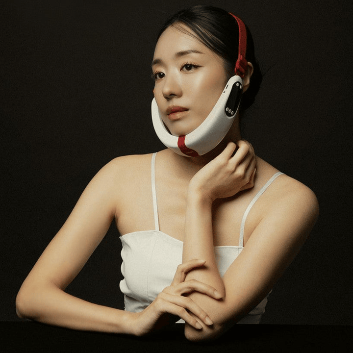 Model using Beaund Nmode Pro around the jawline and chin. The image illustrates how the device stays in place during treatment and is adapted for the facial and jaw area.