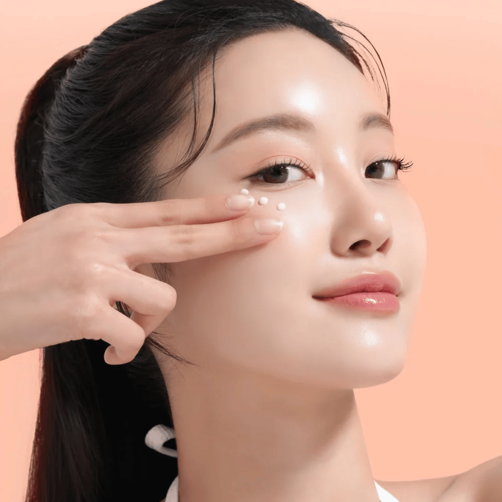 Person applicerar Mixsoon PDRN Collagen Eye Serum under ögonen. Serumet ljusar upp, minskar svullnad och stärker hudens fasthet.