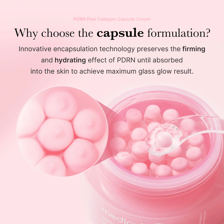 Närbild på rosa kapslar i Medicube PDRN Pink Collagen Capsule Cream, med sked och förstoring som visar inkapslingsteknik för återfuktning och spänst.