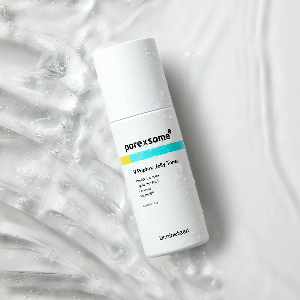 Porexsome V.Peptox Jelly Toner from Dr.nineteen lying on a glossy surface with a water effect. A moisturizing and tightening toner for pores.