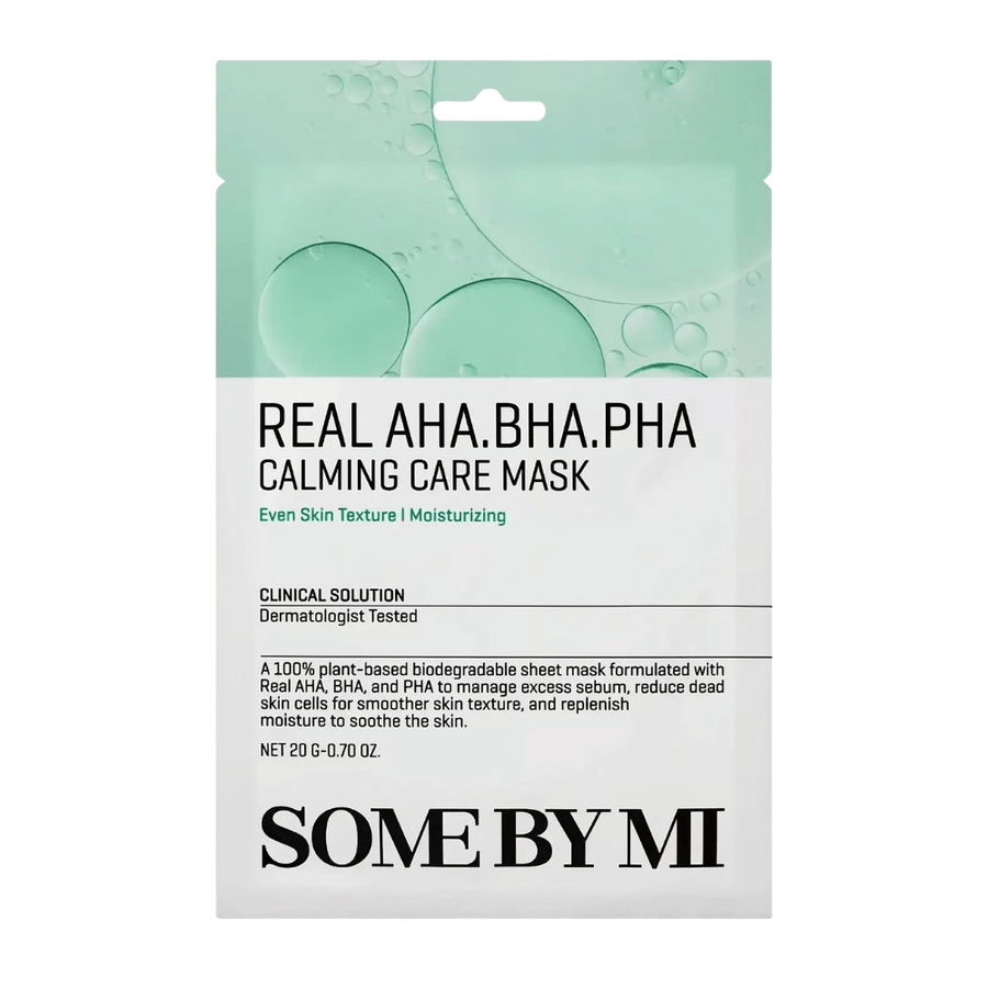 Ren produktbild av SOME BY MI Real AHA.BHA.PHA Calming Care Mask mot vit bakgrund. Förpackningen visar produktens huvudingredienser AHA, BHA och PHA samt dess syfte att exfoliera huden, minska överskottstalg och bidra till en mjukare och mer återfuktad hud. Designen har gröna toner som förmedlar fräschhet och vårdande egenskaper.