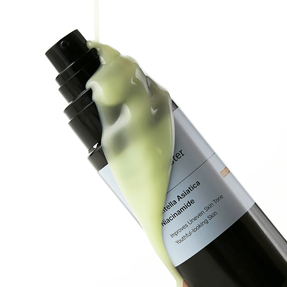 Närbild på Meditherapy Retinal Skin Booster Serum med gulgrön formula som rinner över flaskan – en aktiv blandning av retinal, niacinamid och centella.