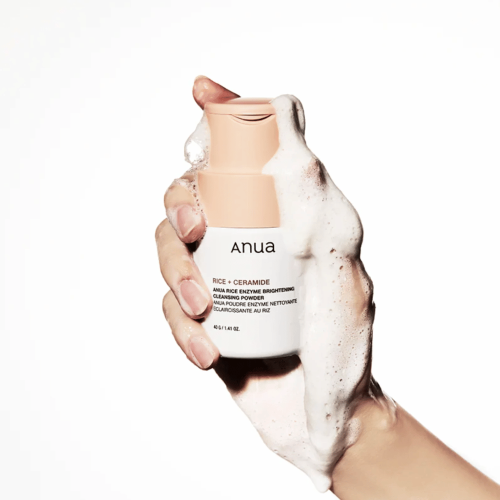 Anua Rice Enzyme Brightening Cleansing Powder is a cleansing product that contains rice and ceramides. It is designed to provide gentle exfoliation and radiance to the skin. The product dissolves dirt and dead skin cells to leave the skin clean and fresh. Ideal for daily use, it helps to improve the skin's texture and provide a more even tone.