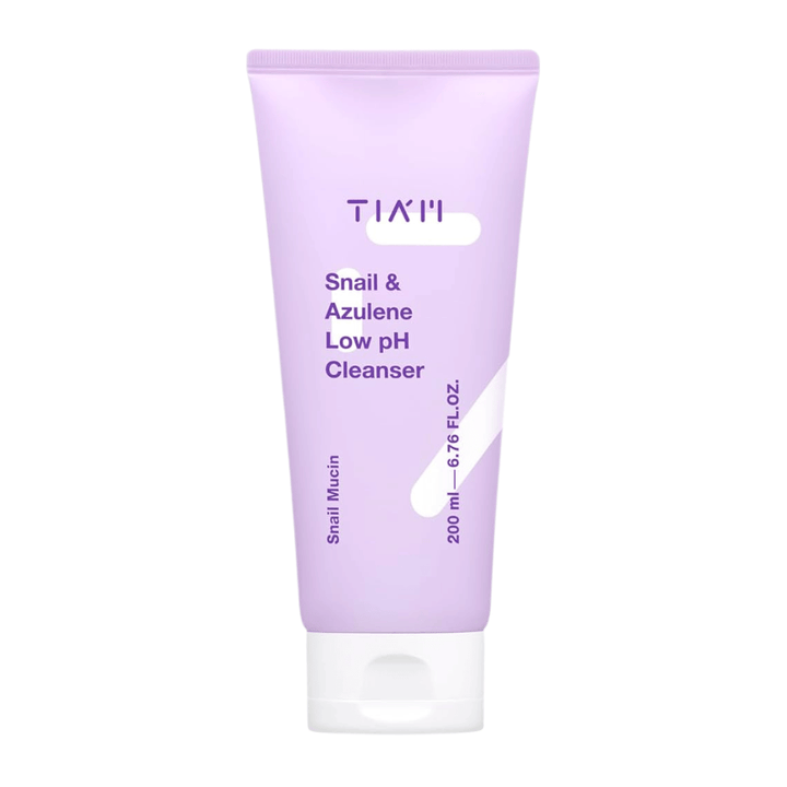 TIA'M Snail & Azulene Low pH Cleanser i lila tub på vit bakgrund, 200 ml, en mild ansiktsrengöring med snigelsekret och azulene för känslig hud.