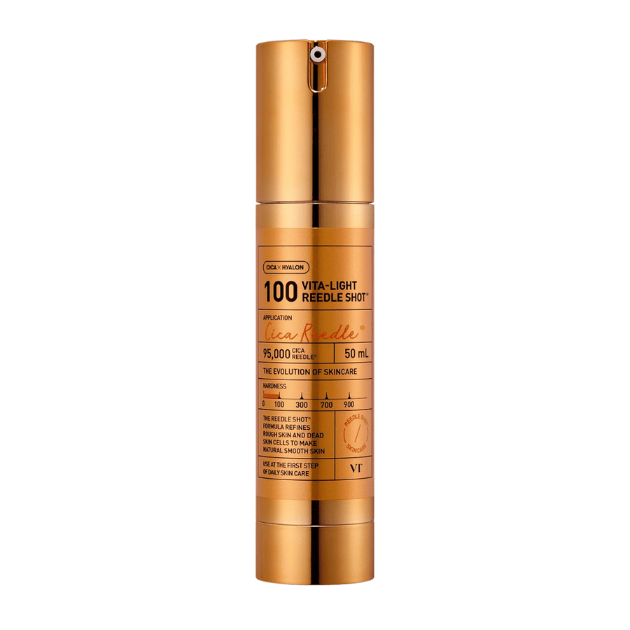 Gyllene flaska VT Cica Hyalon Vita-Light Reedle Shot 100hL, 50 ml, med pump och tryckt text framtill om produktens ingredienser och användning.