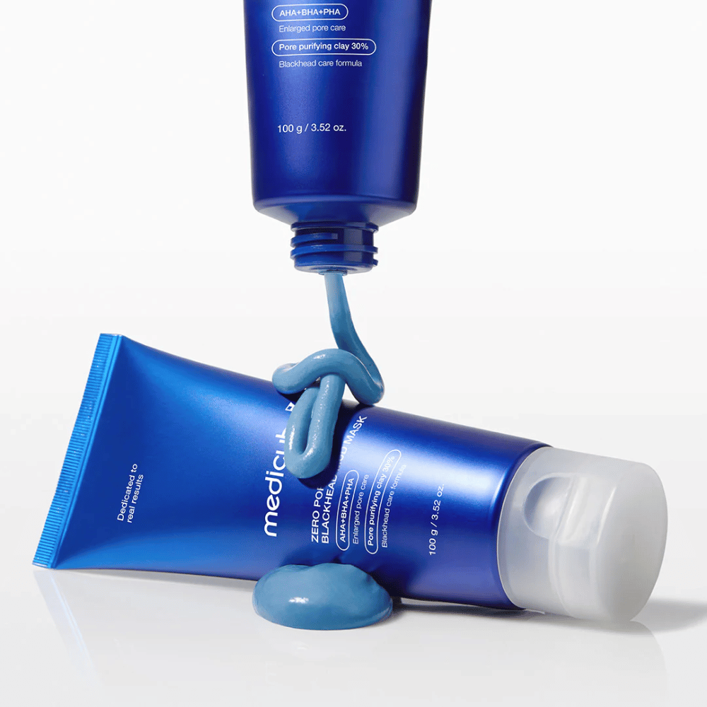 Två tuber med mud mask, blå produkt texturerad utanför förpackningen.